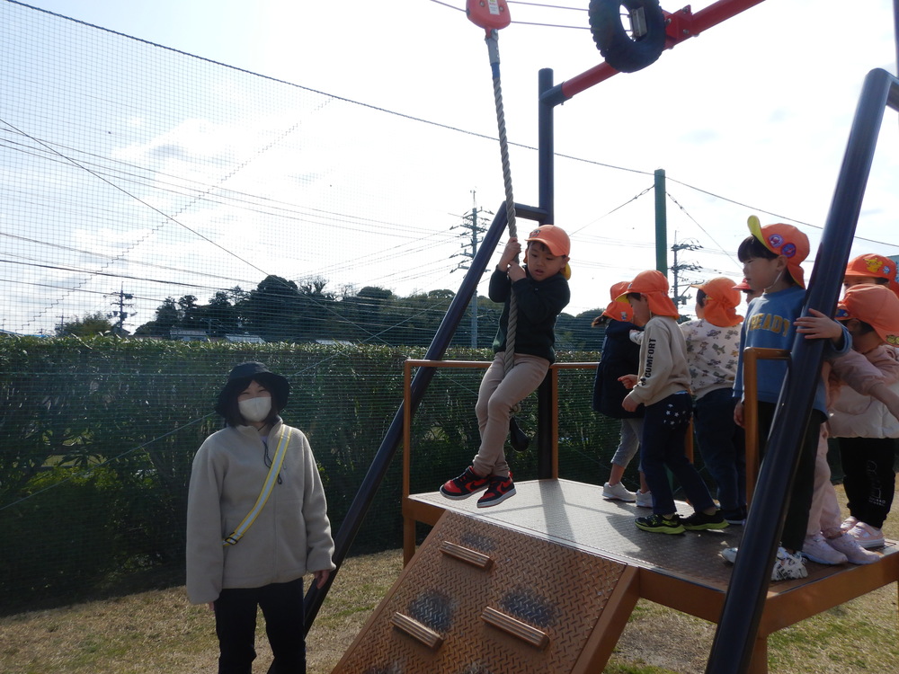 遊具で遊ぶ様子