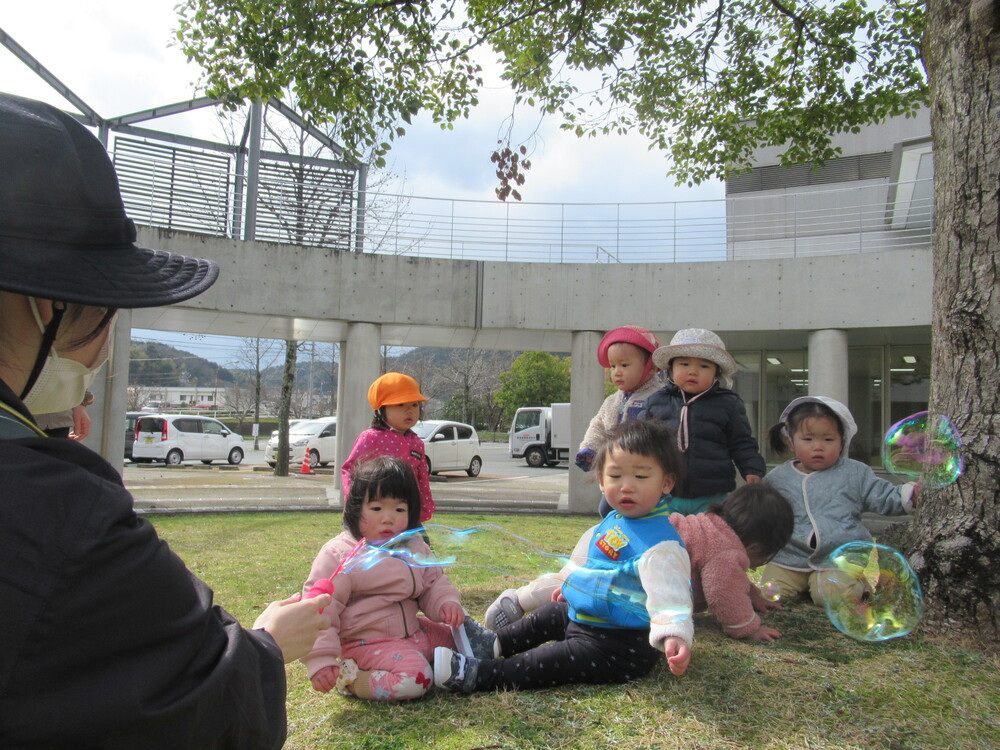 なかよし遠足に出かける子ども (12)