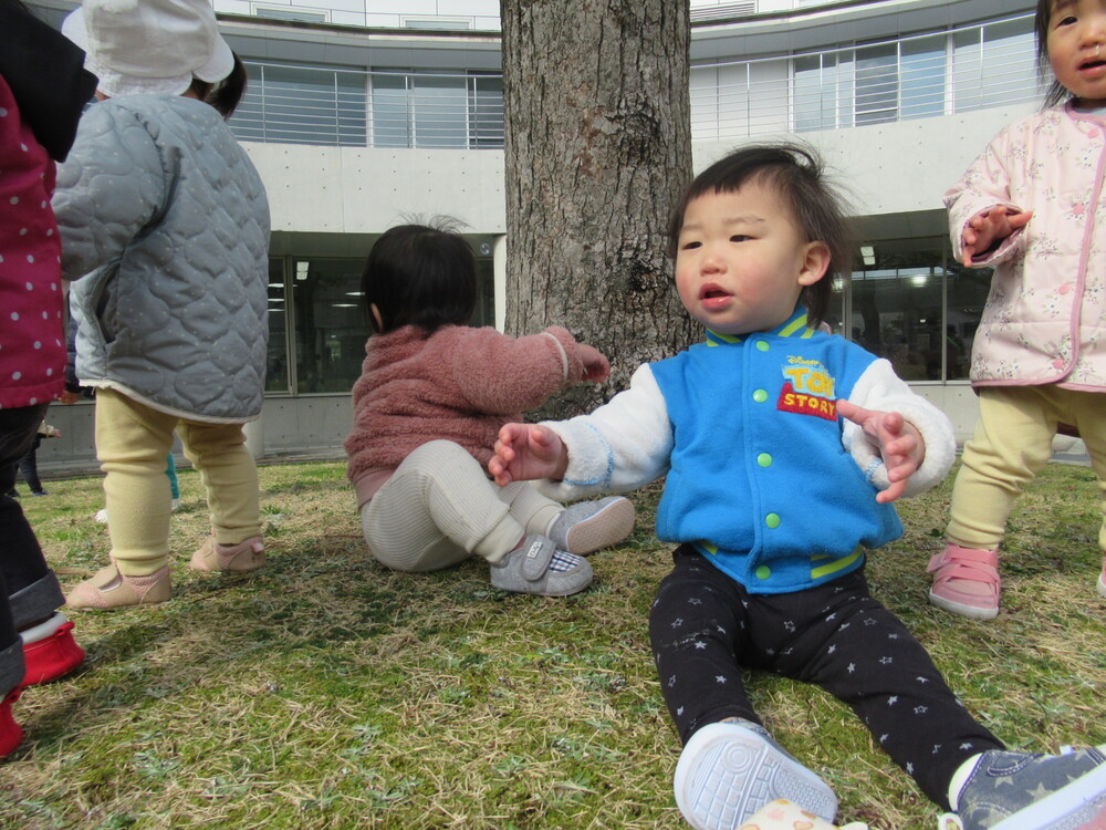 なかよし遠足に出かける子ども (13)