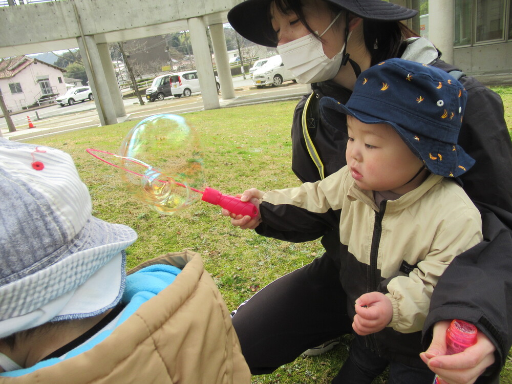 なかよし遠足に出かける子ども (18)