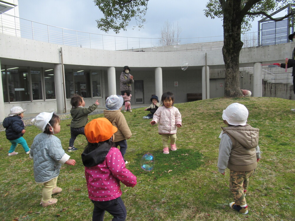 なかよし遠足に出かける子ども (19)