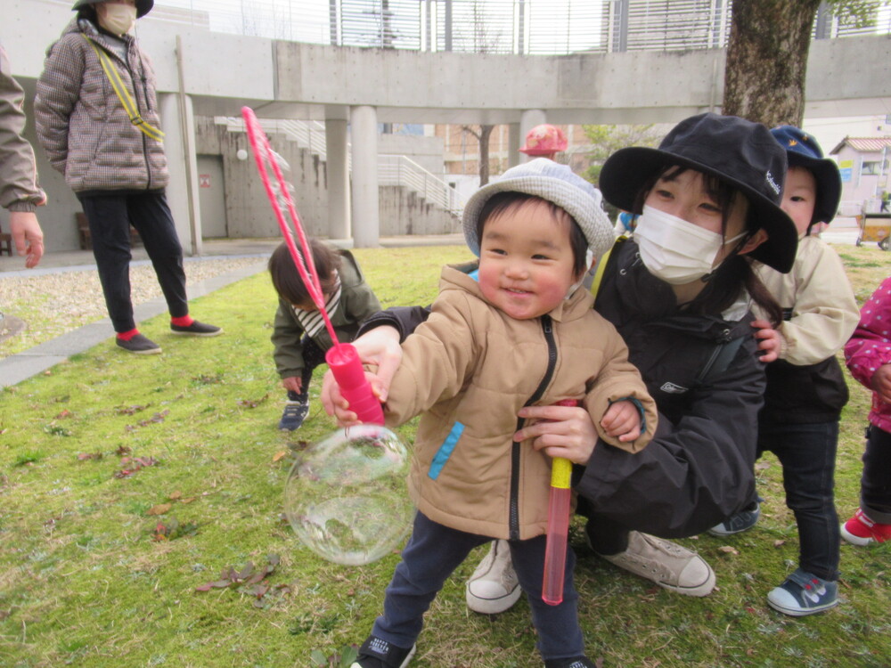 なかよし遠足に出かける子ども (17)