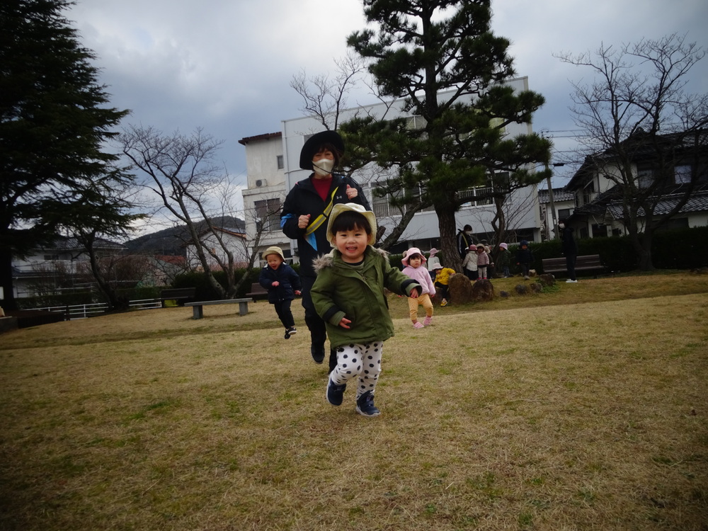 市民会館で遊ぶ子ども (8)