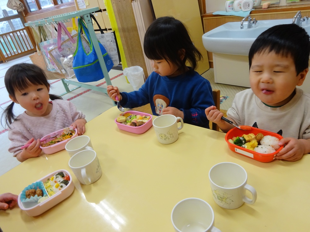 市民会館で遊ぶ子ども (3)