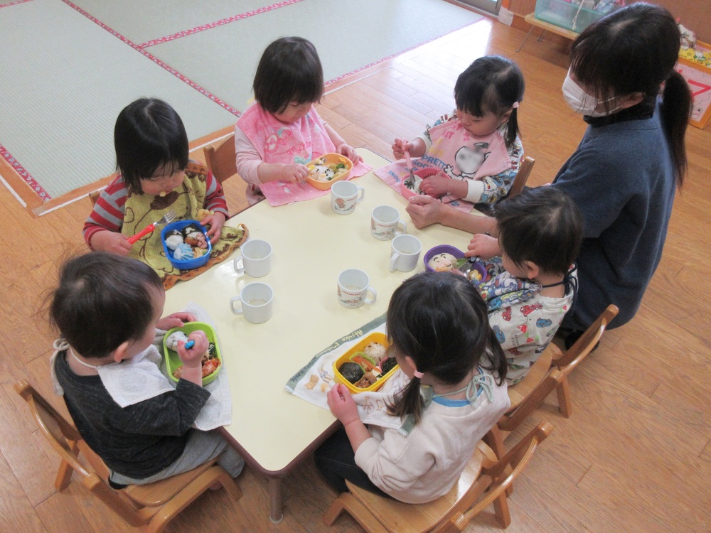 お弁当を食べる子どもたち