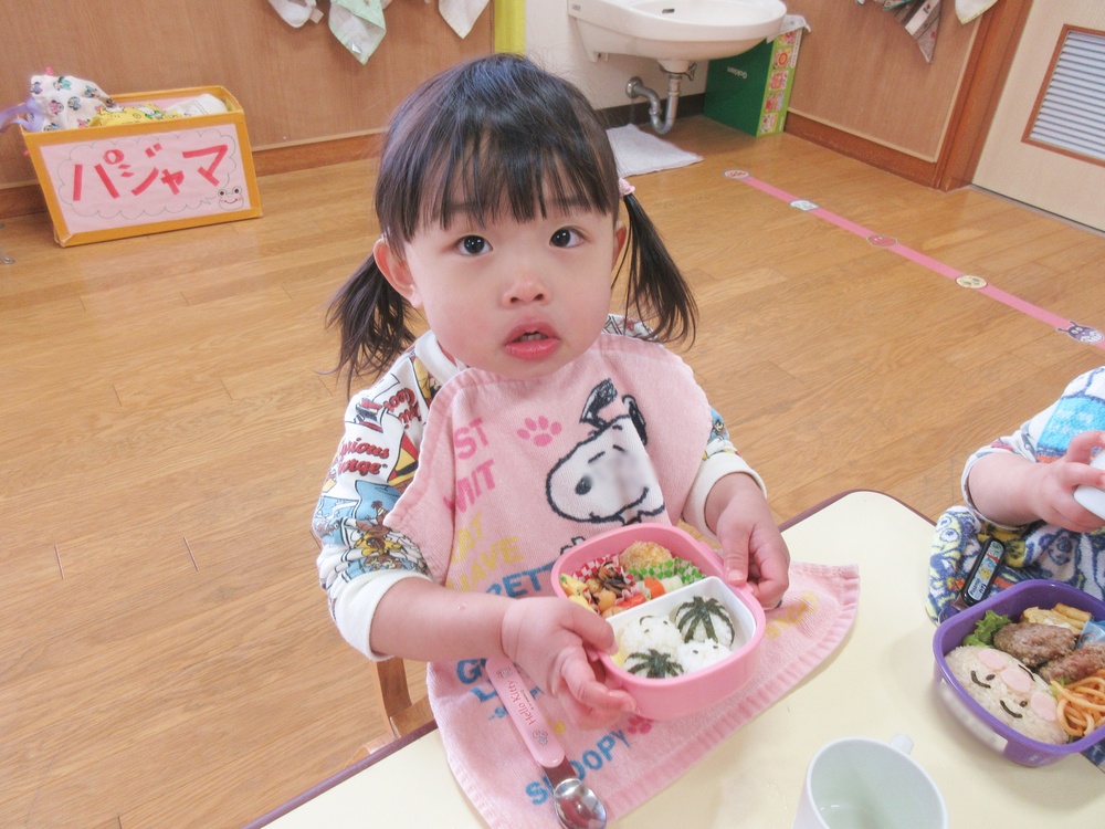 お弁当を食べる子どもたち