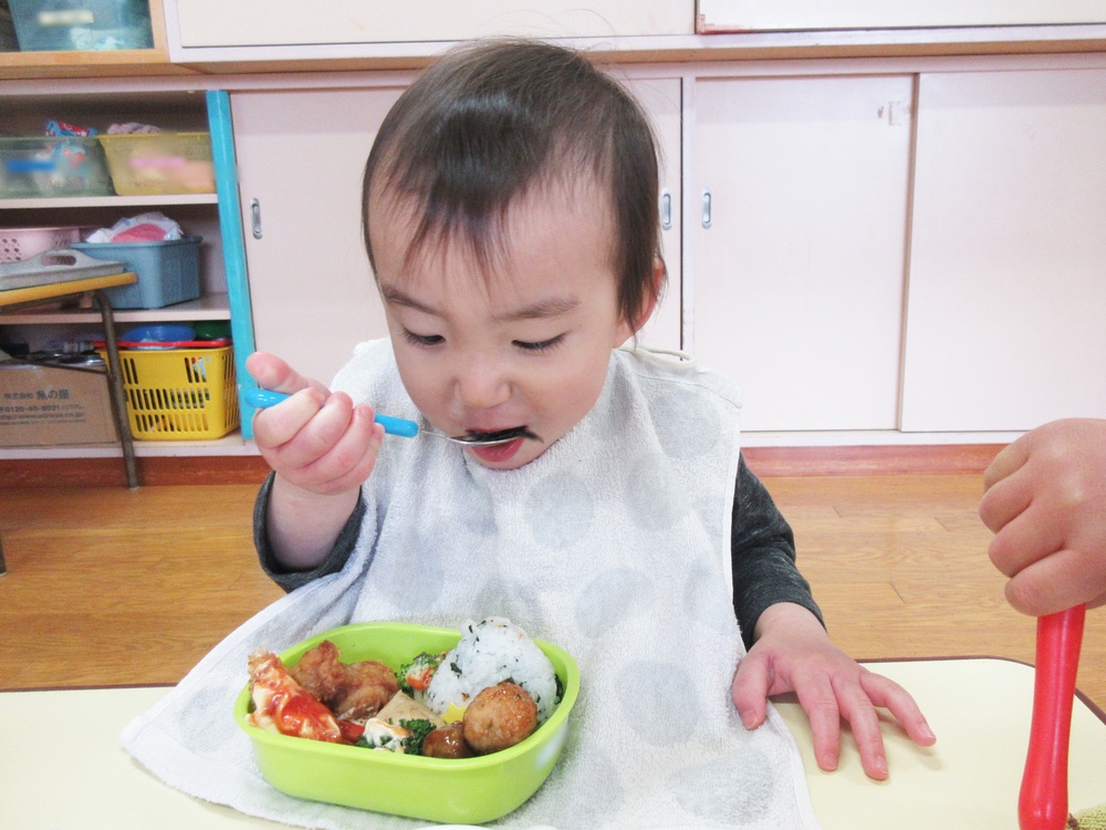 お弁当を食べる子どもたち