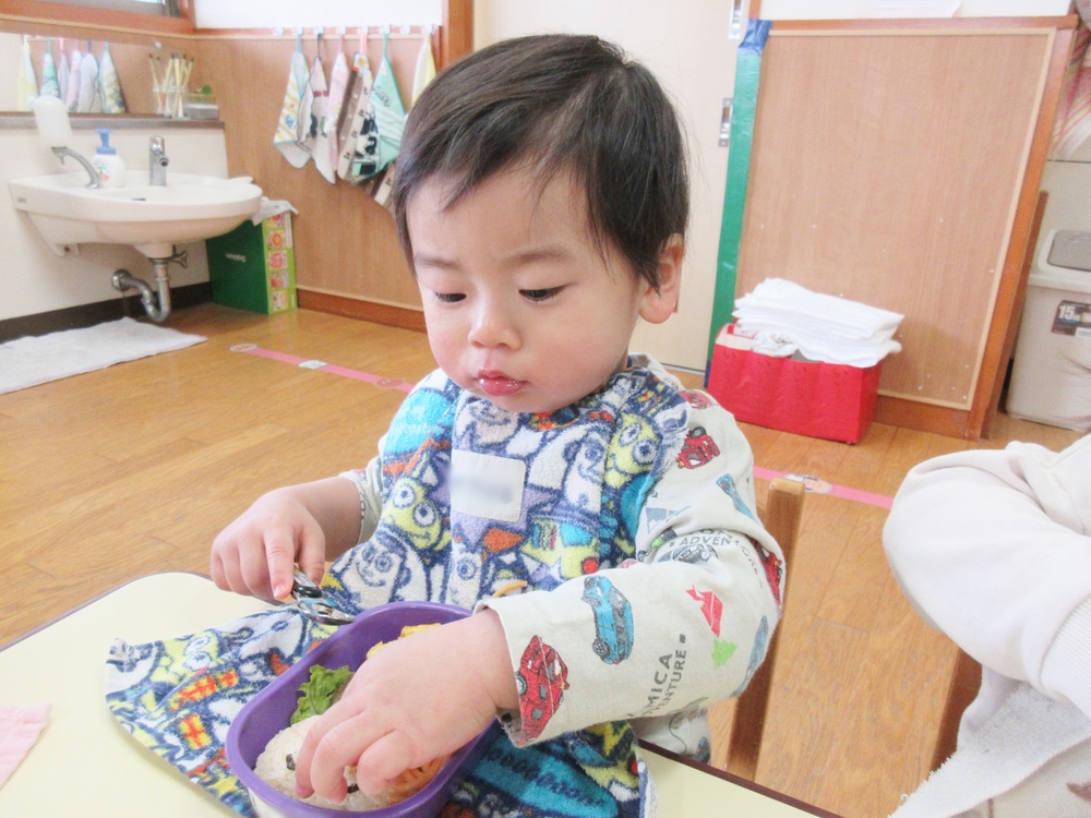 お弁当を食べる子どもたち