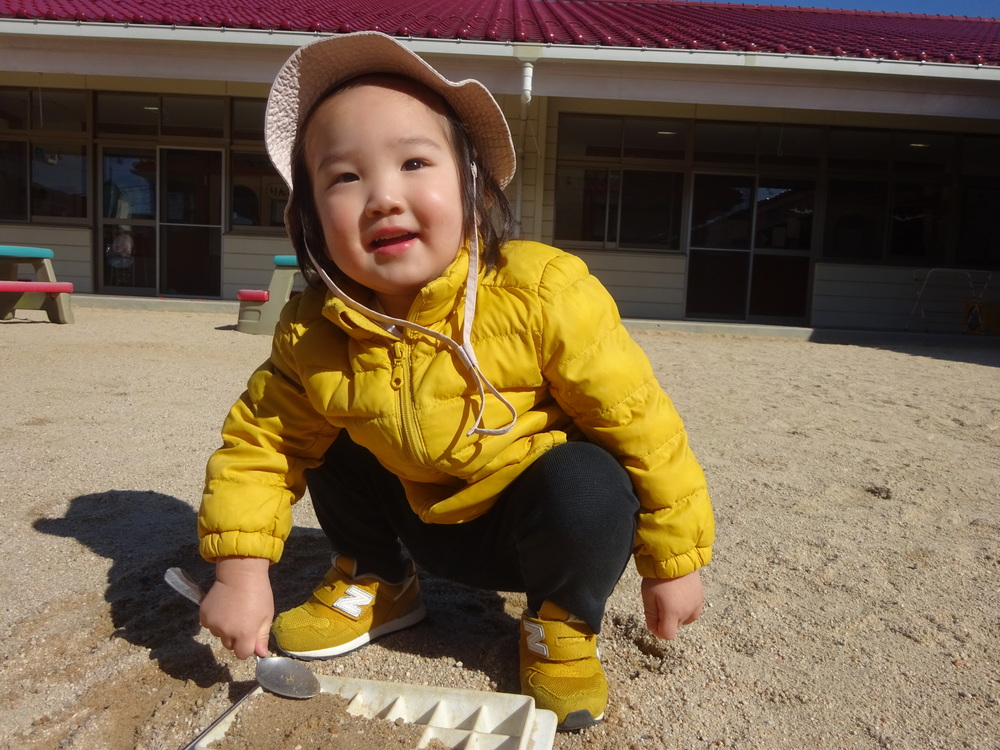 園庭で遊ぶ子ども (6)