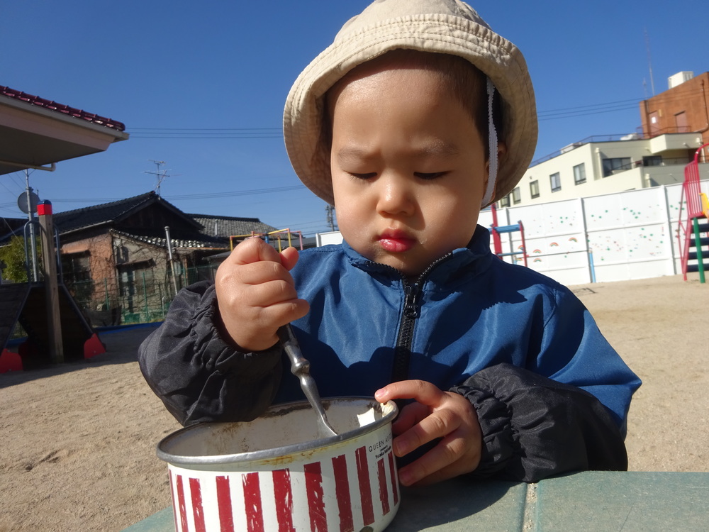 園庭で遊ぶ子ども (7)