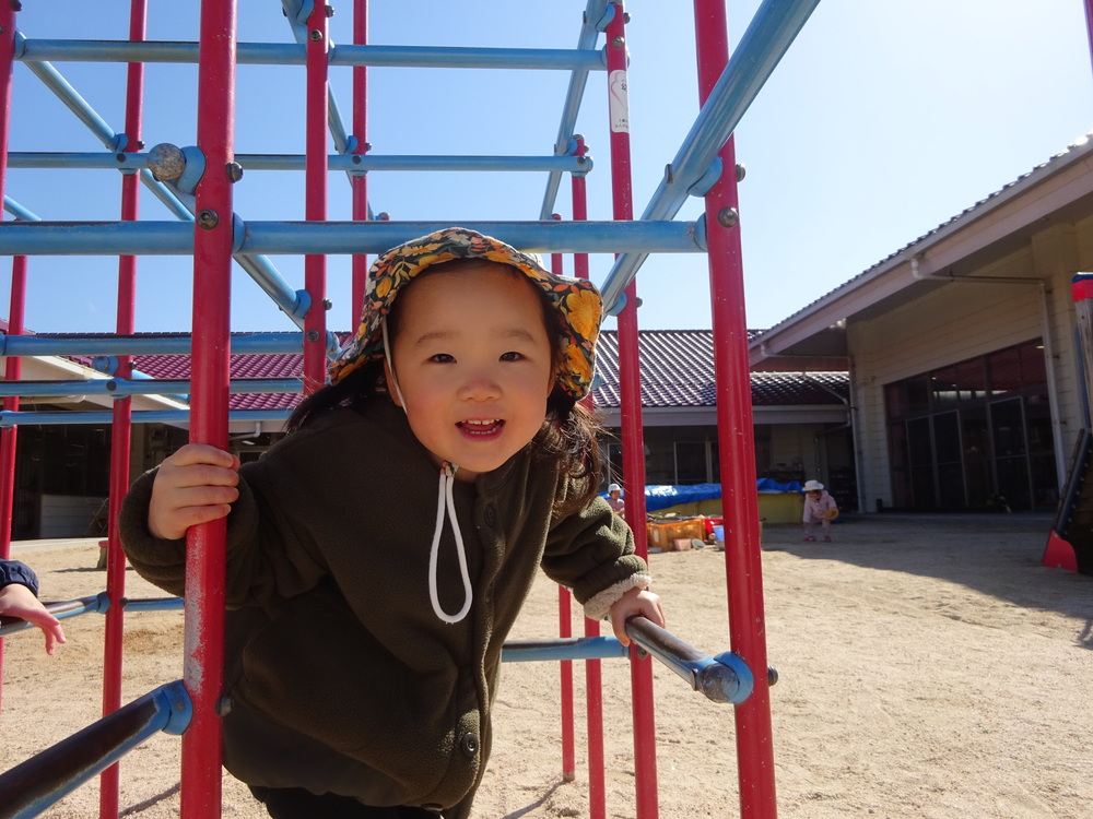 園庭で遊ぶ子ども (8)