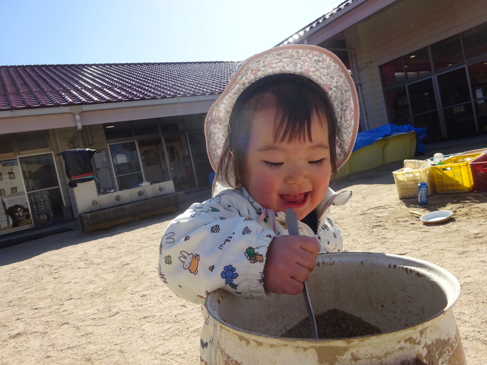 園庭で遊ぶ子ども (10)