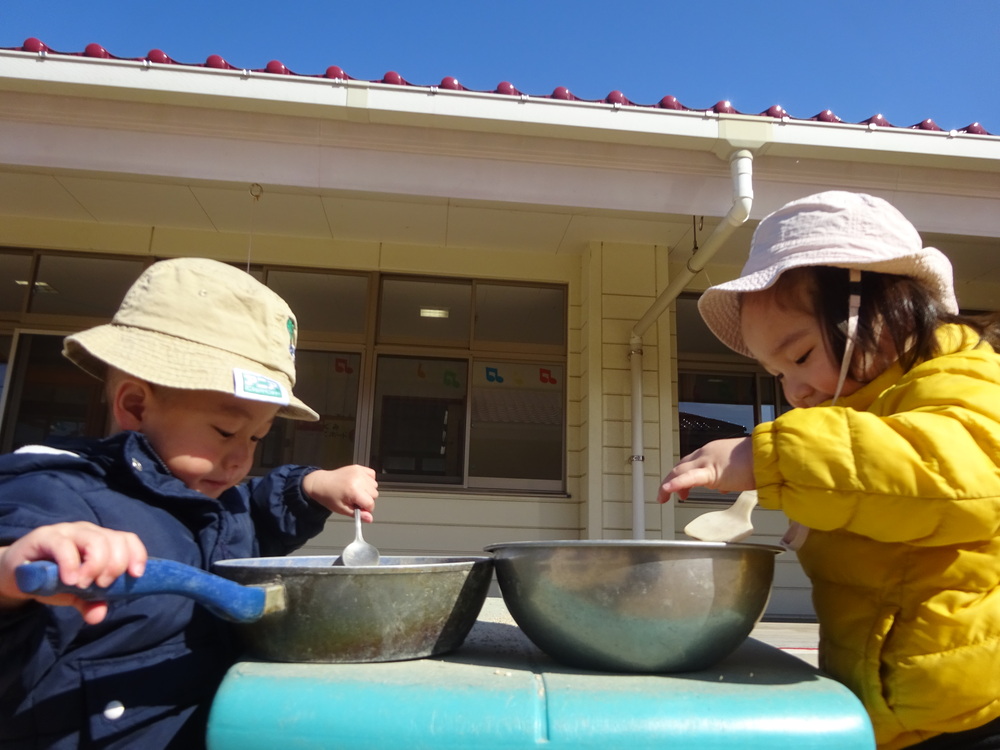 園庭で遊ぶ子ども (11)