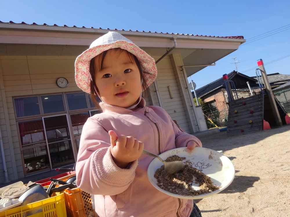 園庭で遊ぶ子ども (12)