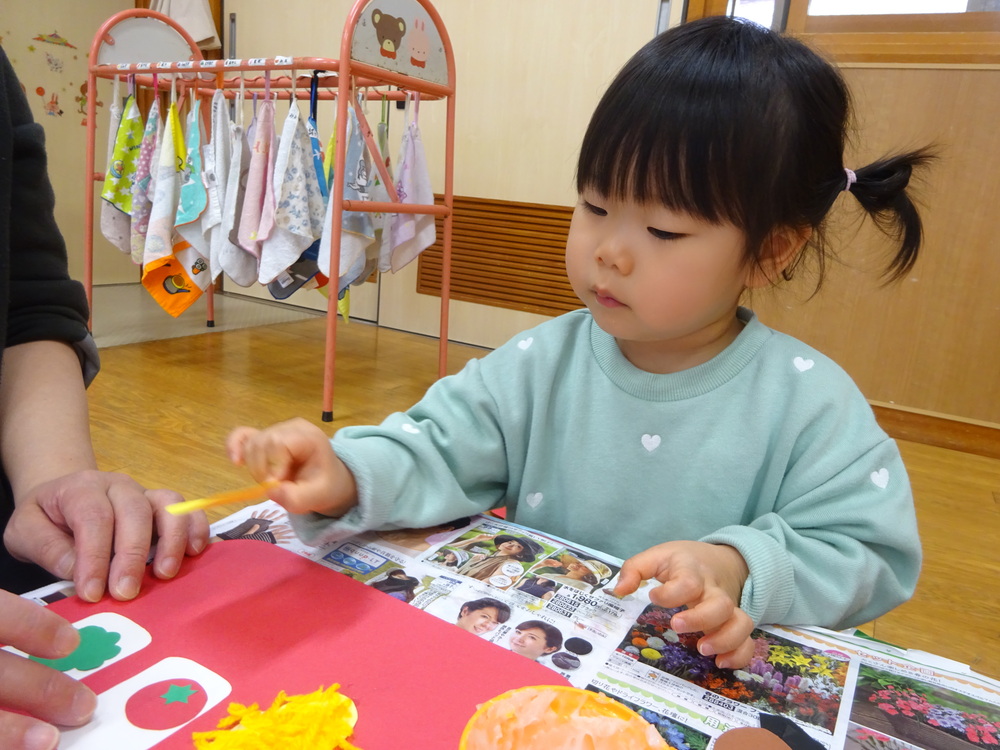 製作をする子ども (7)