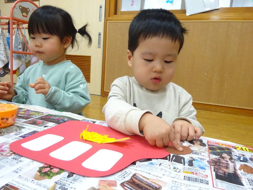 製作をする子ども (9)