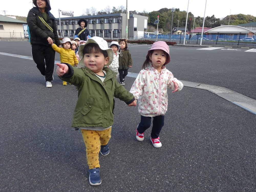 散歩をしている子どもたち