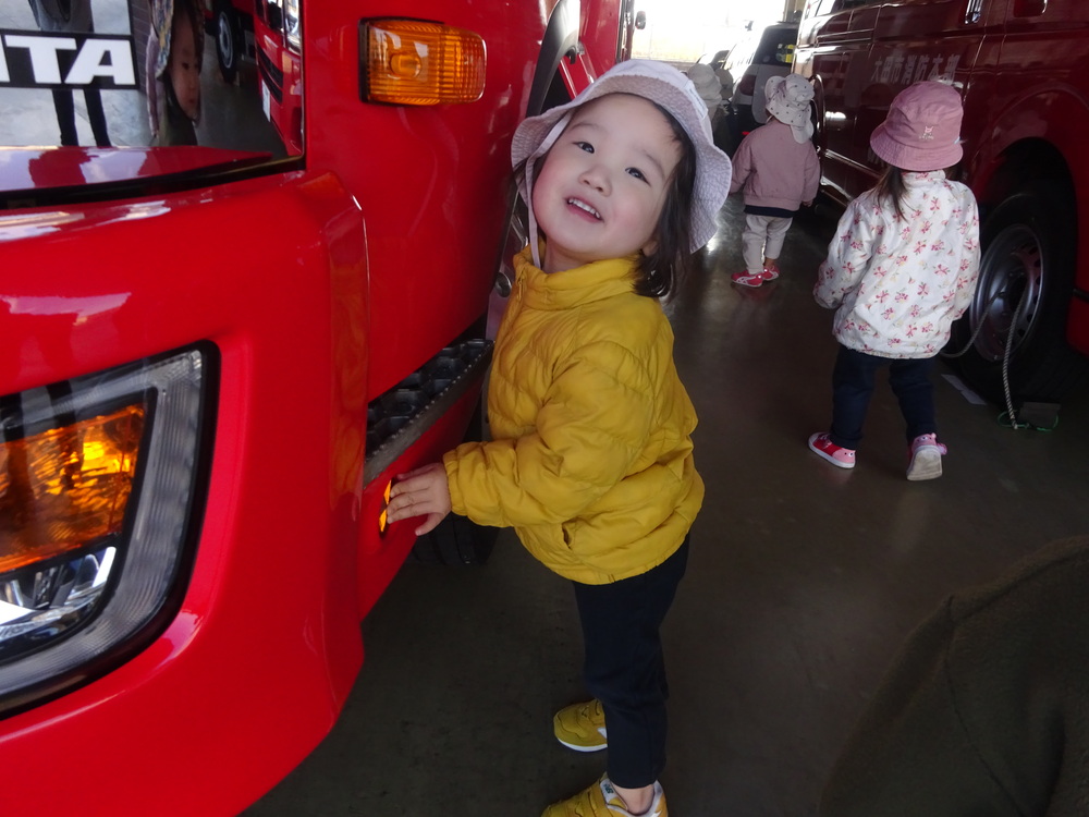 消防車を見ている子ども (1)