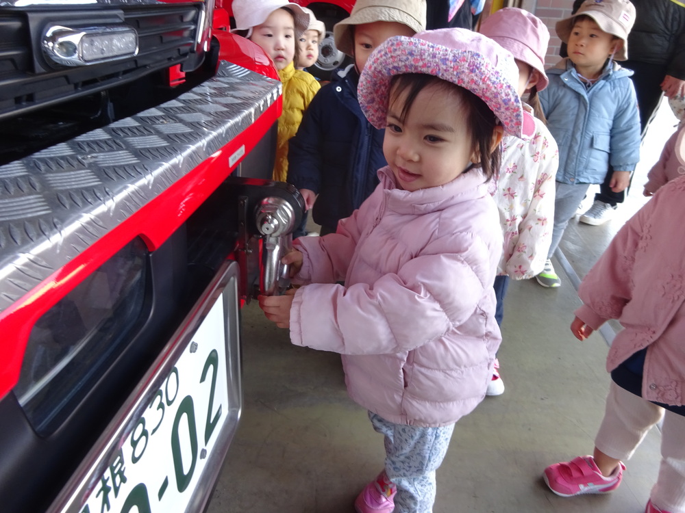 消防車を見ている子ども (2)