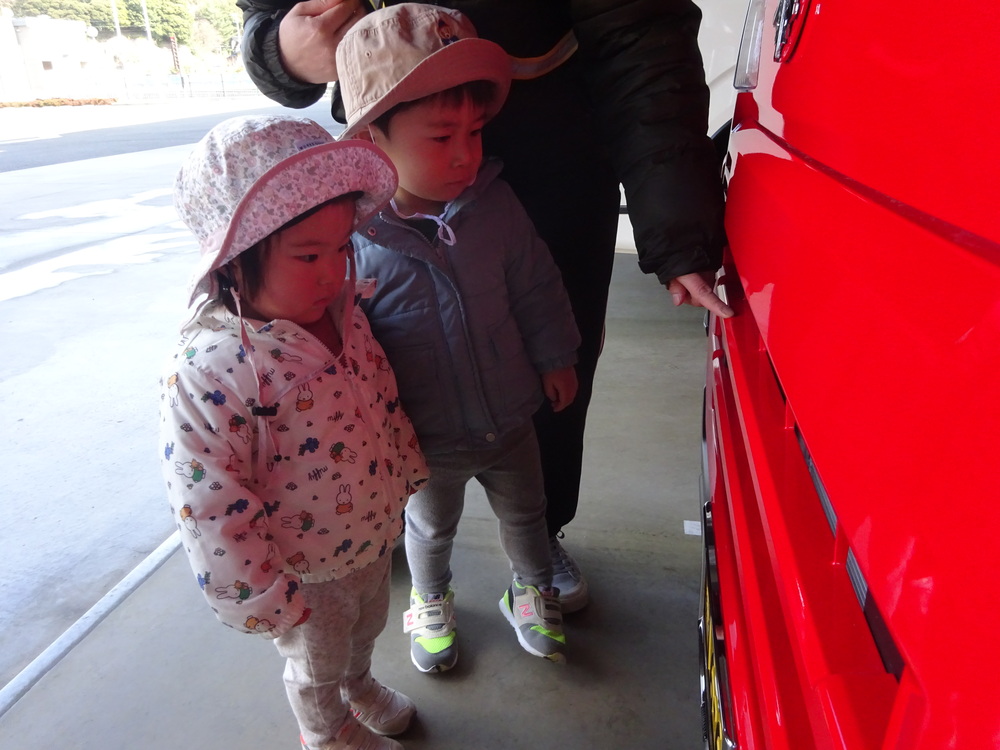 消防車を見ている子ども