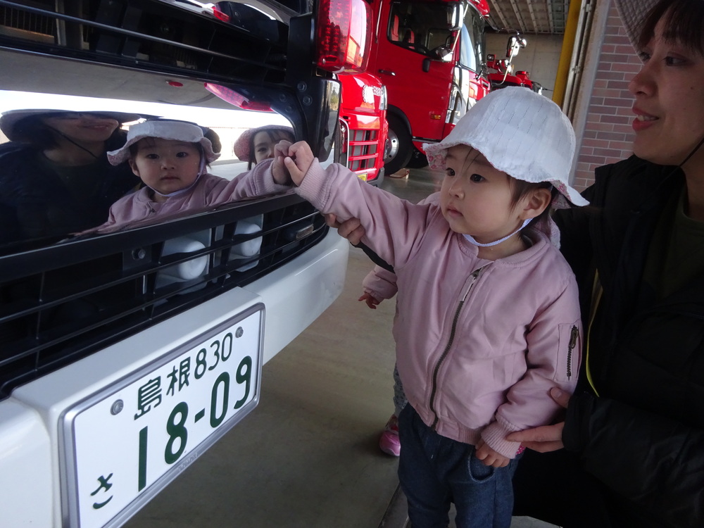 救急車を見ている子ども