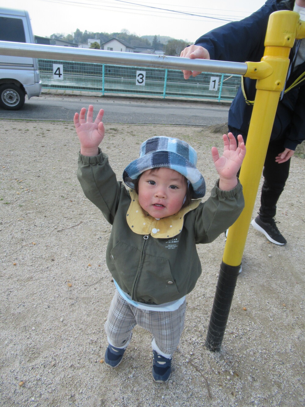 大田小学校で遊ぶ子ども (2)
