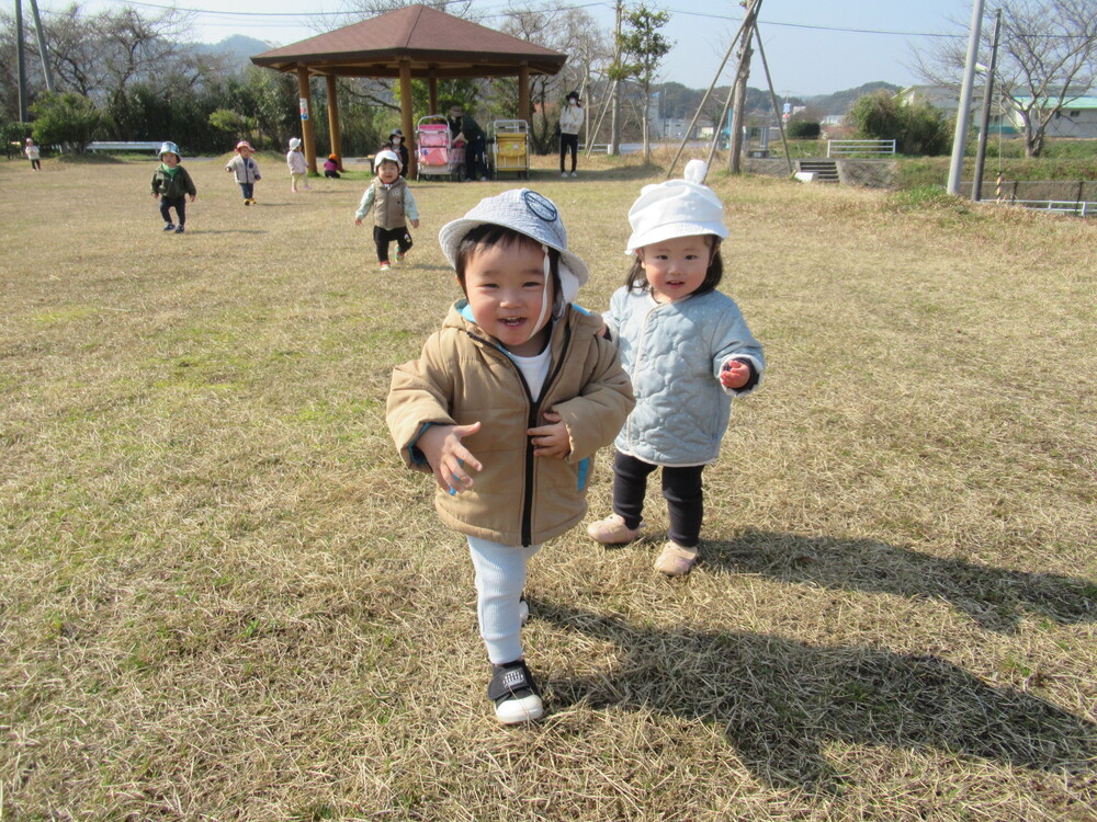 広場で遊ぶ様子 (2)