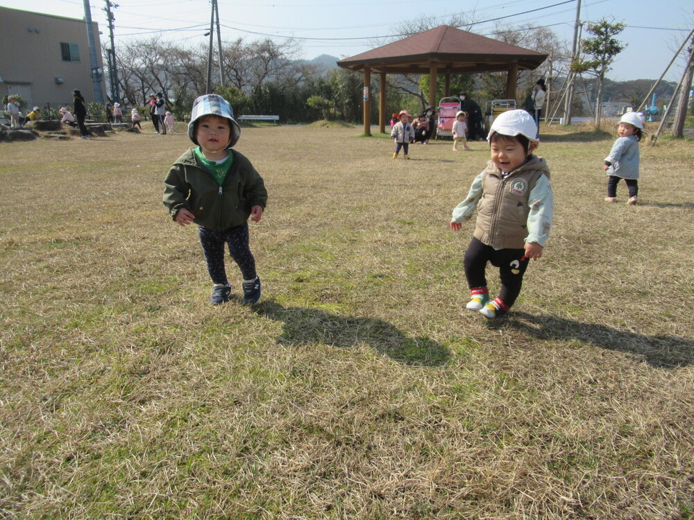 広場で遊ぶ様子 (3)