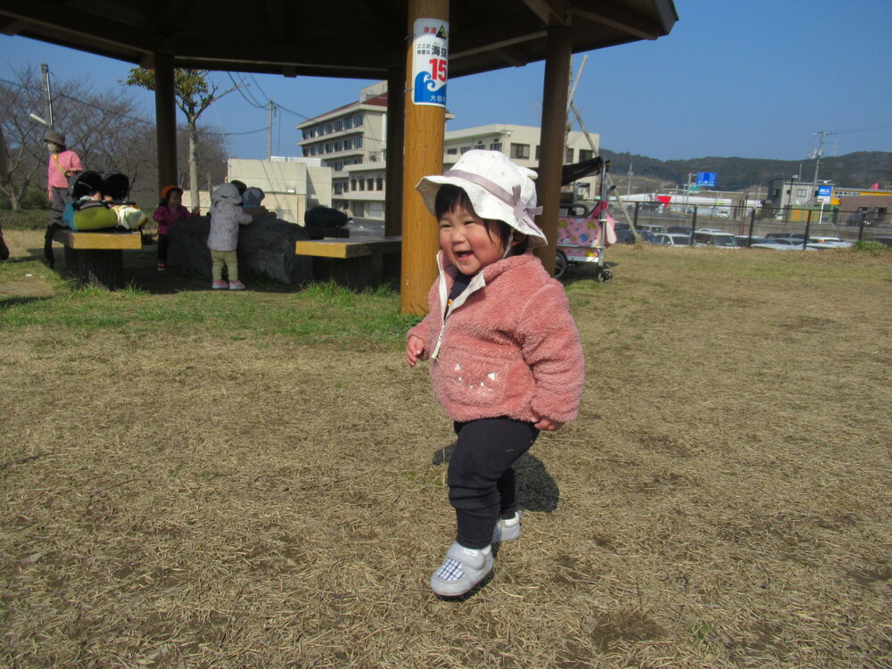 広場で遊ぶ様子 (6)