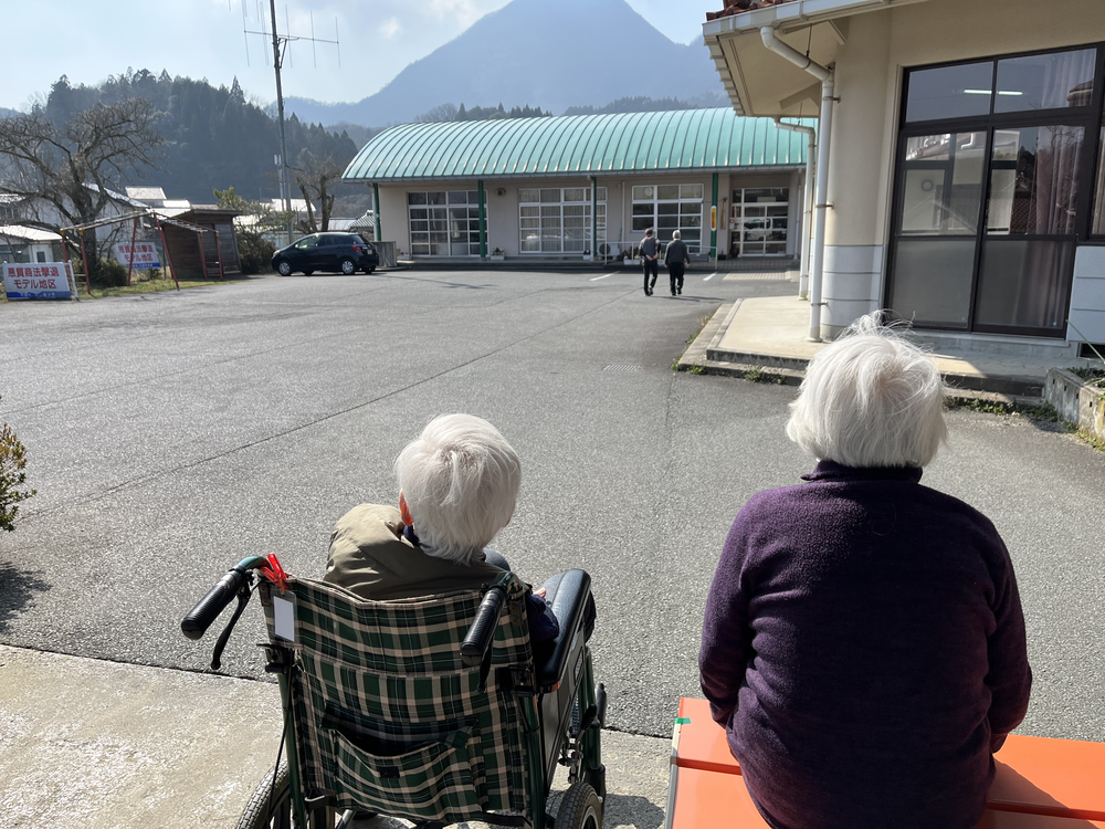 大江高山を眺めながら日向ぼっこの様子