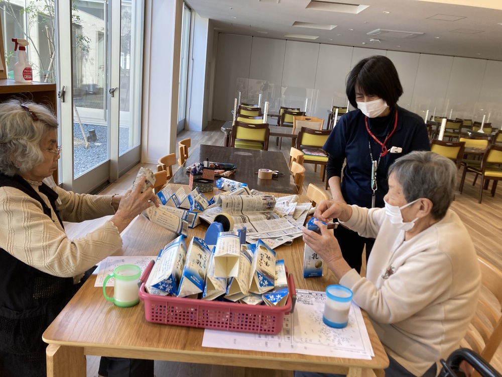 3人で新聞詰め込み