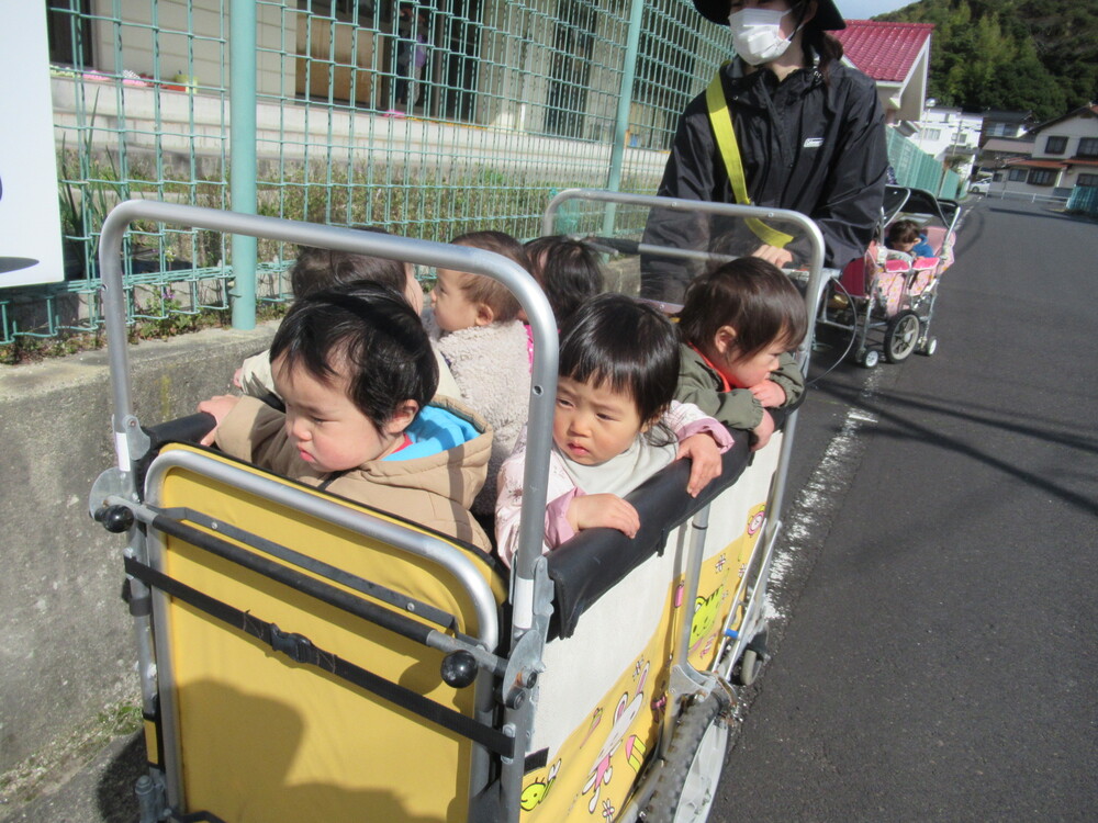 市民会館にお散歩に行っている様子 (2)