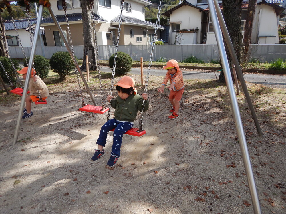 ブランコで遊ぶ