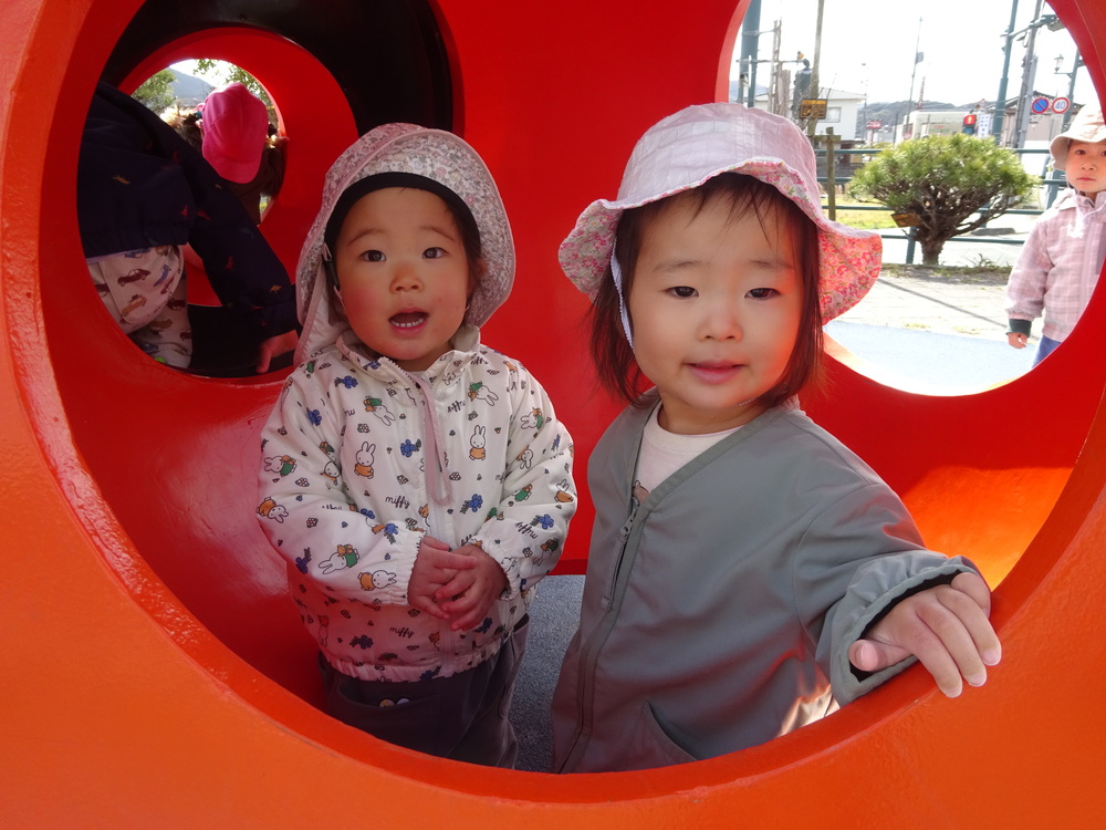 公園で遊ぶ様子