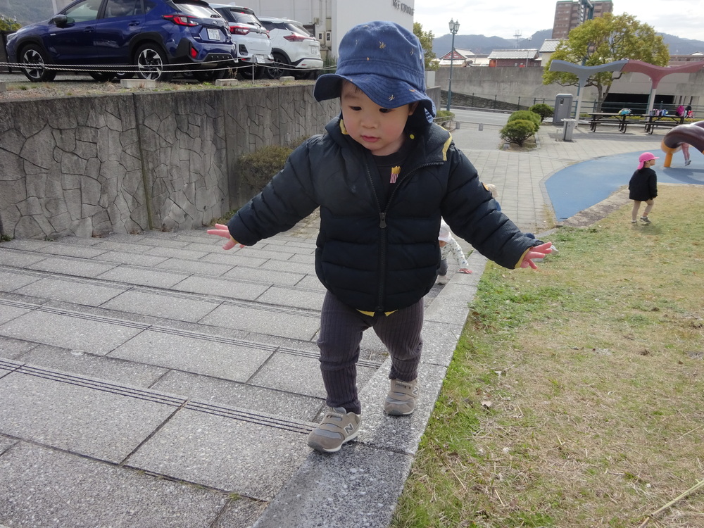 公園で遊ぶ様子