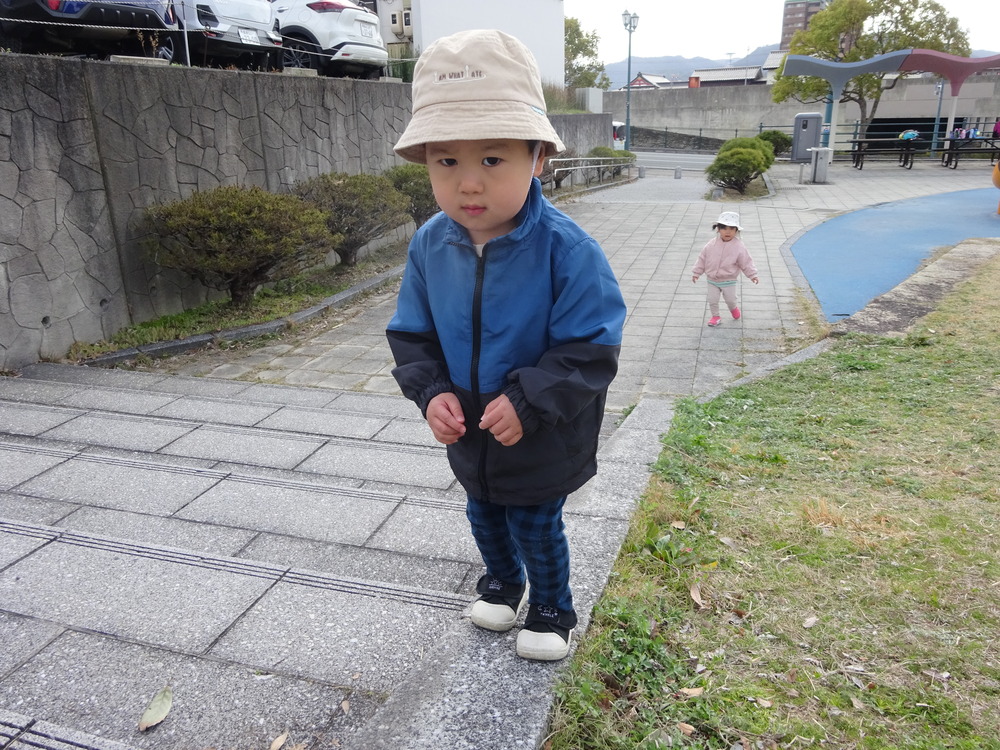 公園で遊ぶ様子