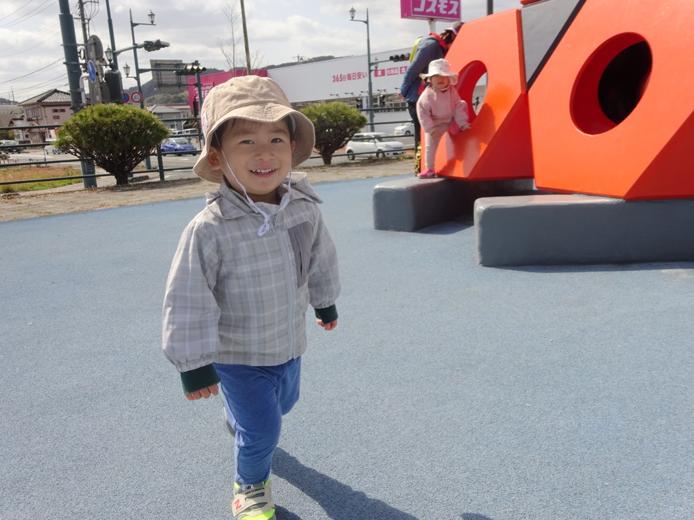 公園で遊ぶ様子