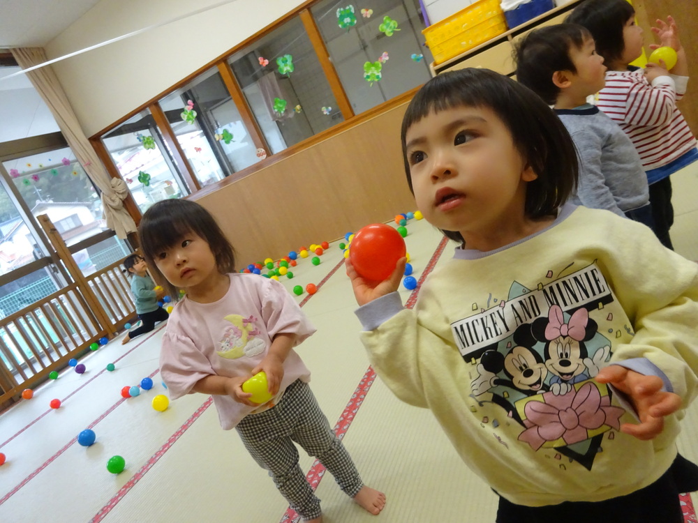 ボール遊びを楽しむ子ども (2)