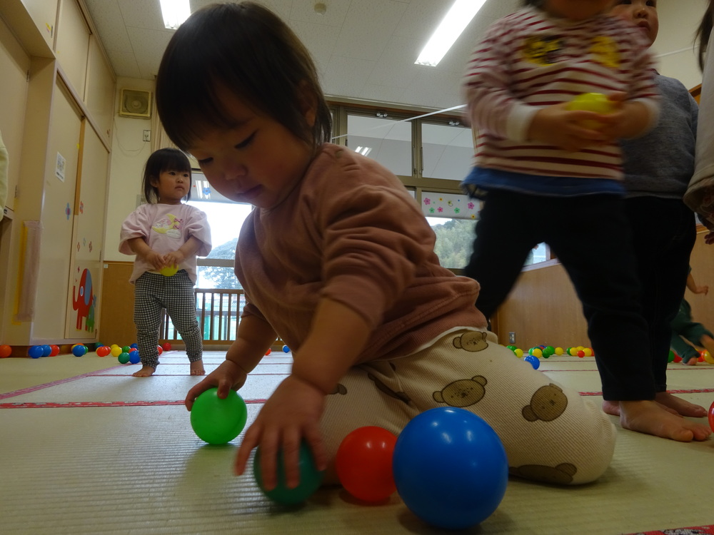 ボール遊びを楽しむ子ども (3)