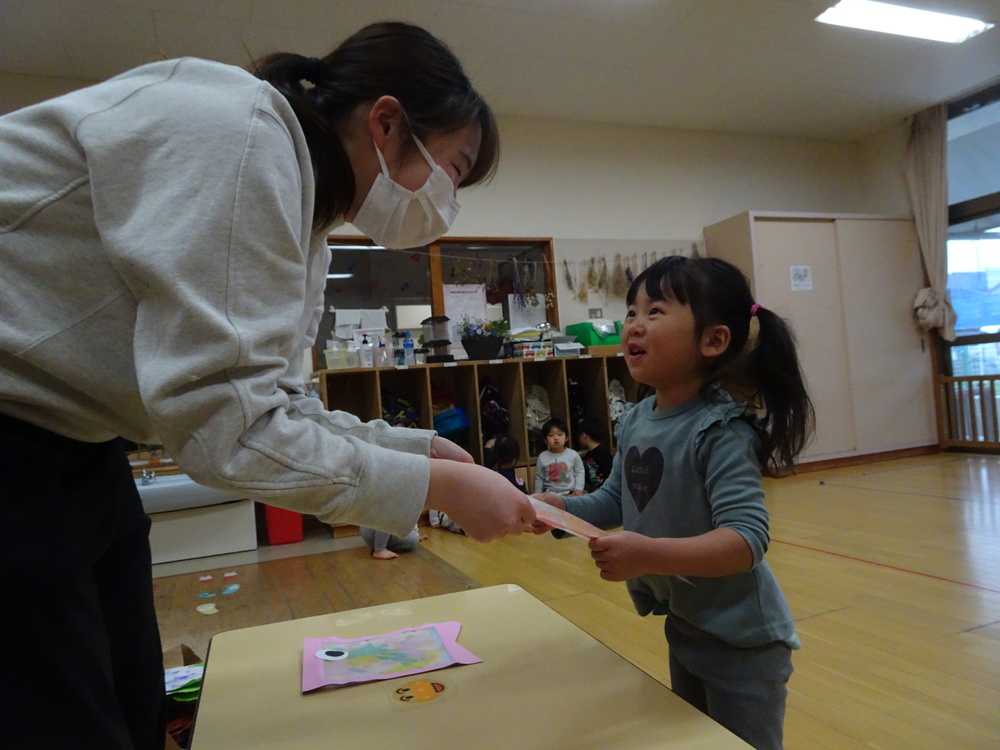 作品袋に作品を入れる子ども (3)