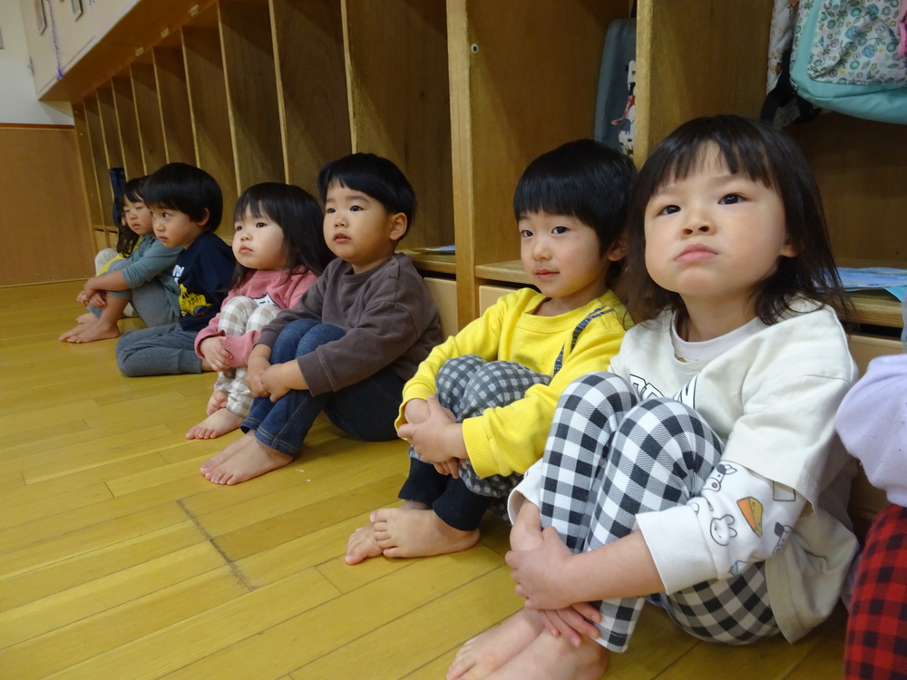 作品袋に作品を入れる子ども (5)