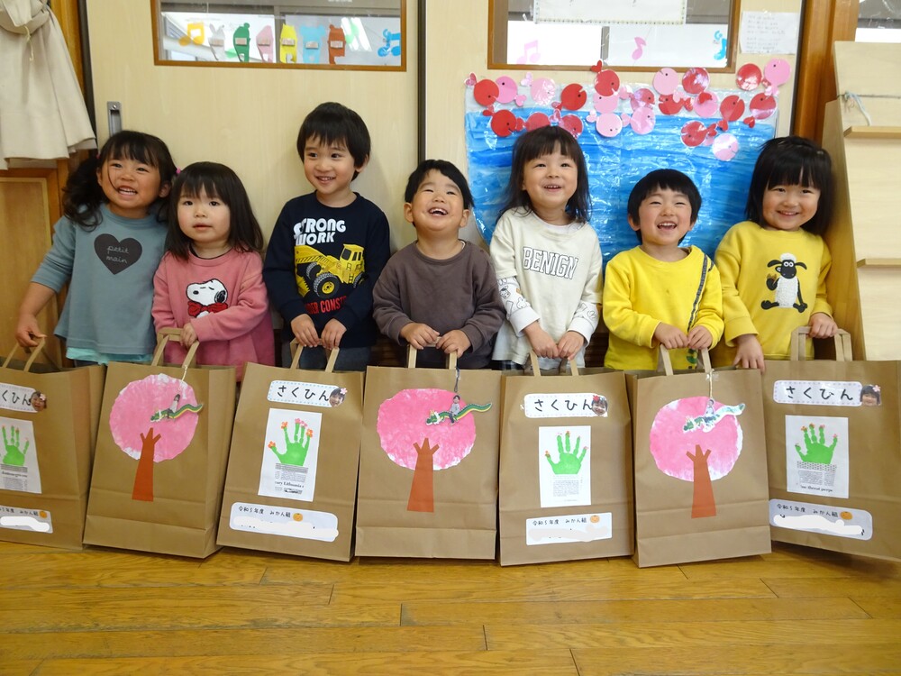 作品袋に作品を入れる子ども (1)