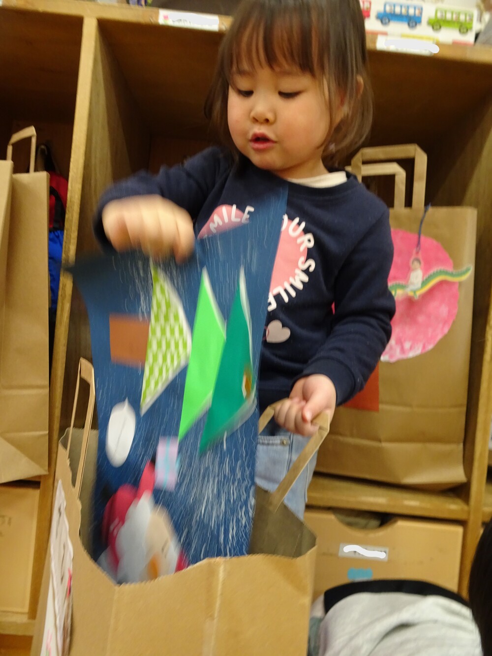 作品袋に作品を入れる子ども (7)