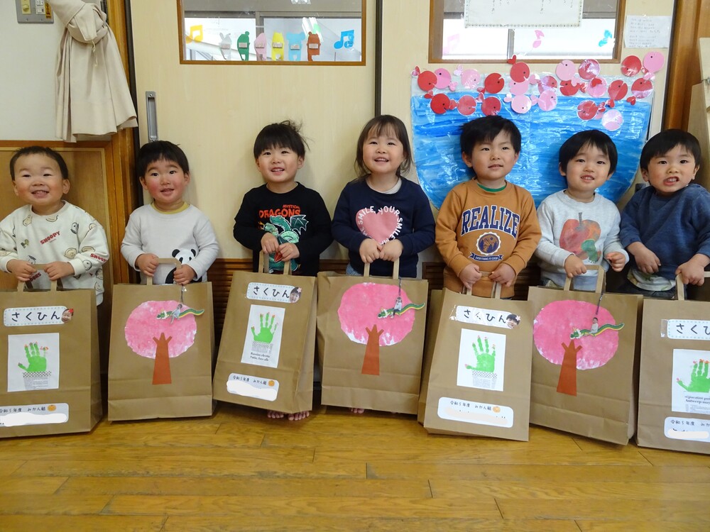 作品袋に作品を入れる子ども (8)