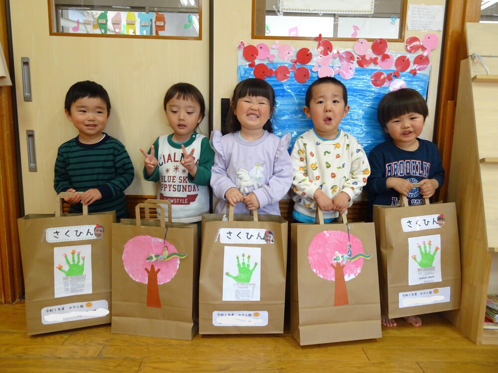 作品袋に作品を入れる子ども (9)