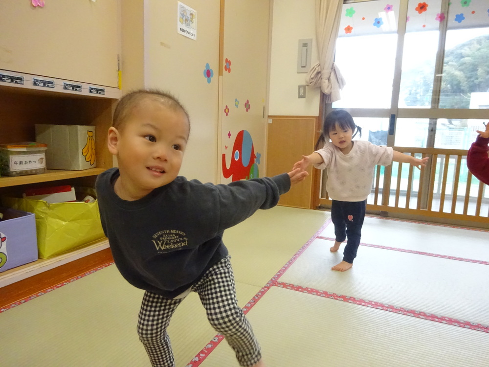 リズムを楽しむ子ども (13)