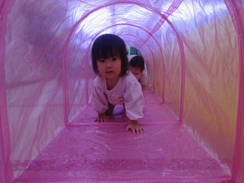 トンネルで遊ぶ子ども (2)