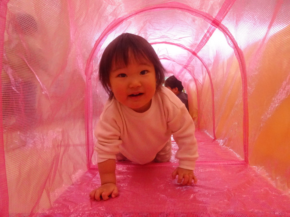 トンネルで遊ぶ子ども (3)