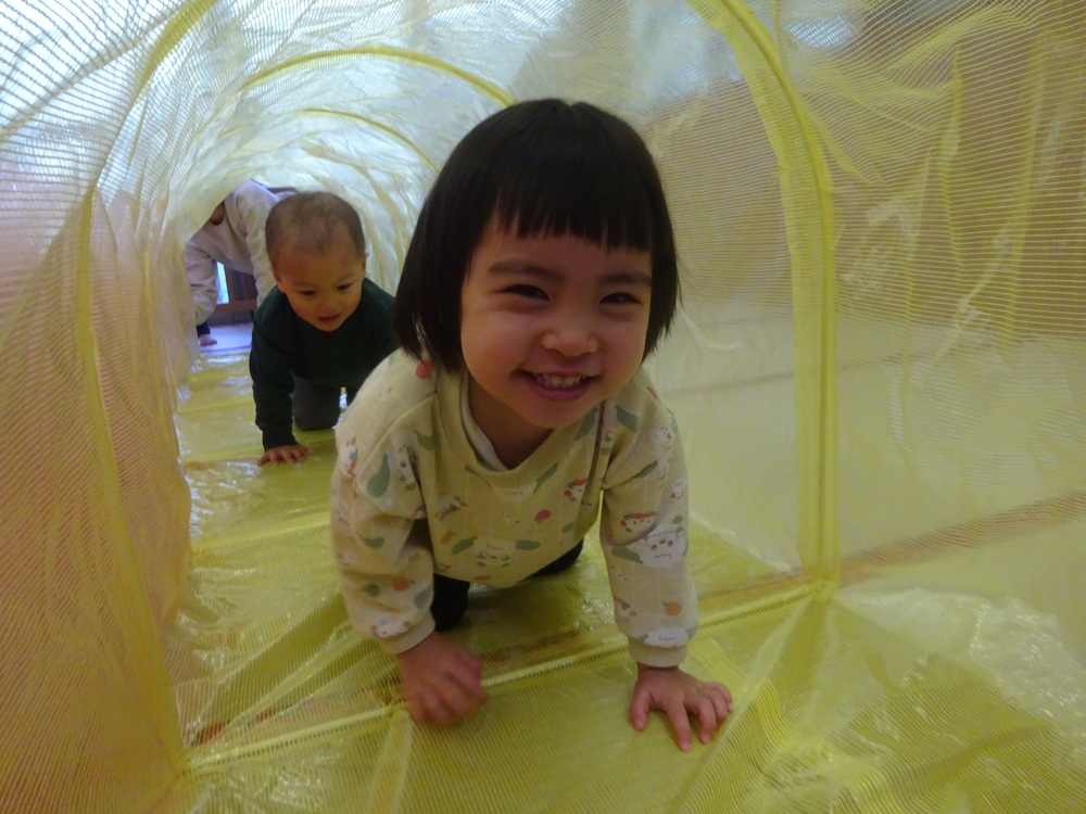 トンネルで遊ぶ子ども (4)