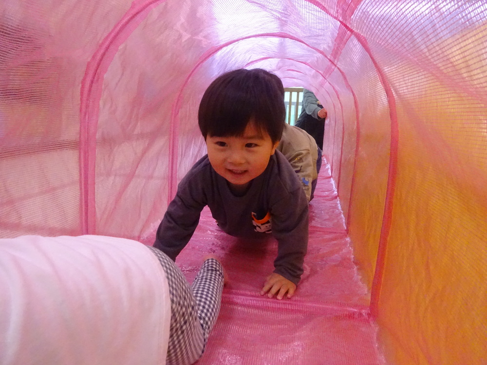トンネルで遊ぶ子ども (6)
